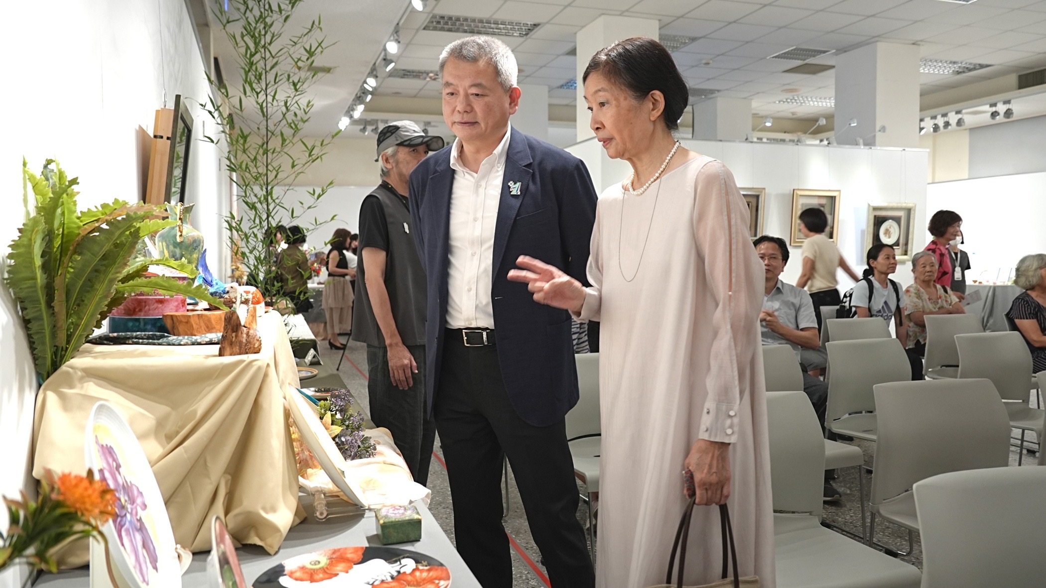 嘉義文創園區「蝶戀花」瓷繪展登場 百件窯火淬鍊之作 林瑞彥邀民眾共賞瓷上風華