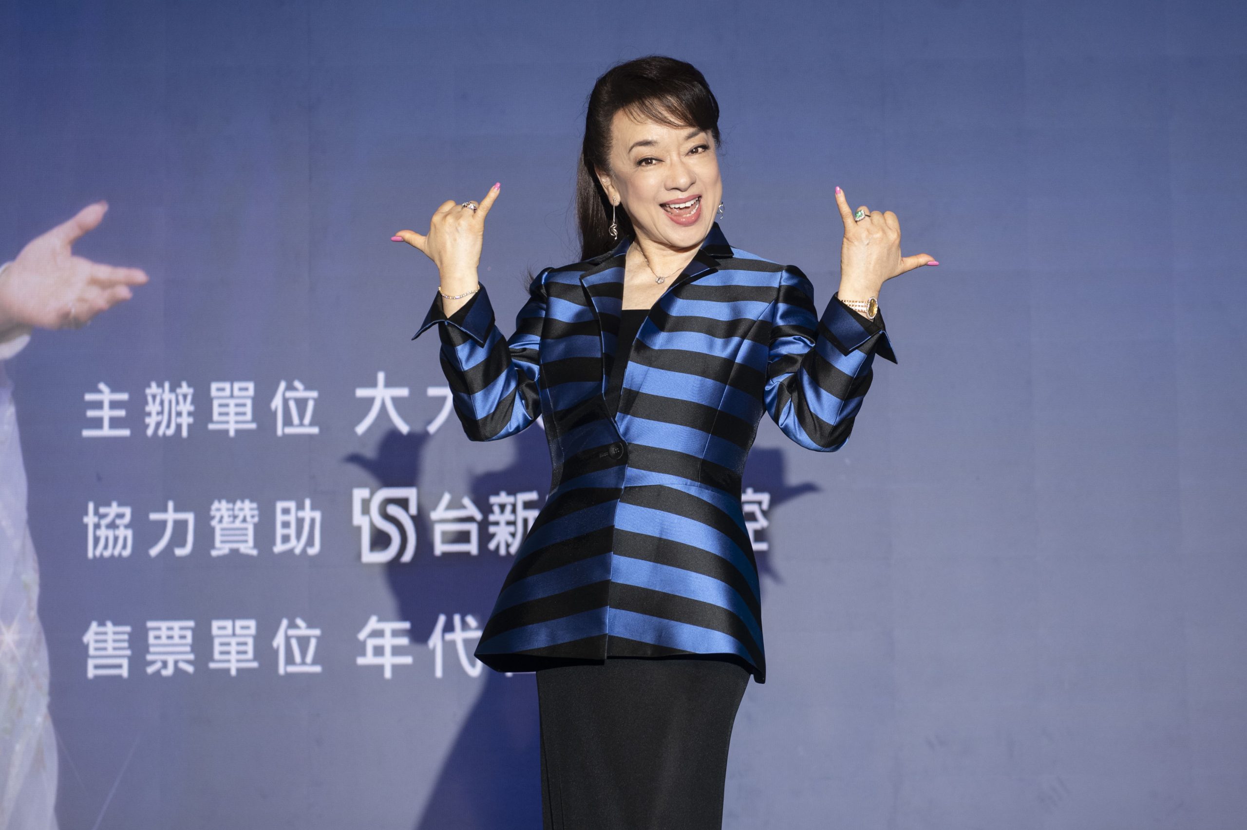翁倩玉60週年〈時間之歌〉宣布台中加場 沈文程端太陽餅獻祝福 翁倩玉60週年〈時間之歌〉宣布台中加場 沈文程端太陽餅獻祝福