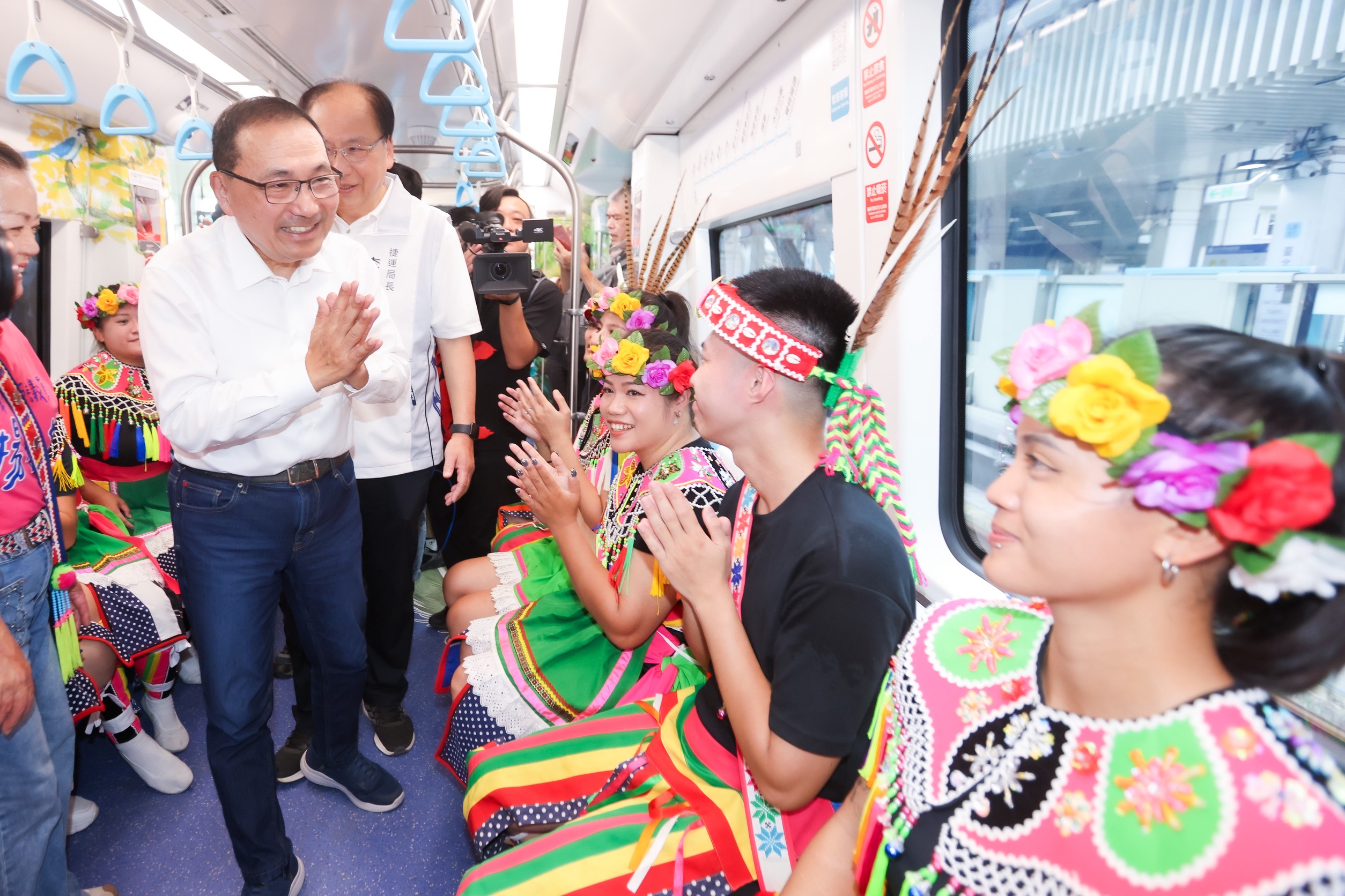 三鶯線運量突破75萬人次 侯友宜開箱原住民主題彩繪列車 三鶯線運量突破75萬人次 侯友宜開箱原住民主題彩繪列車