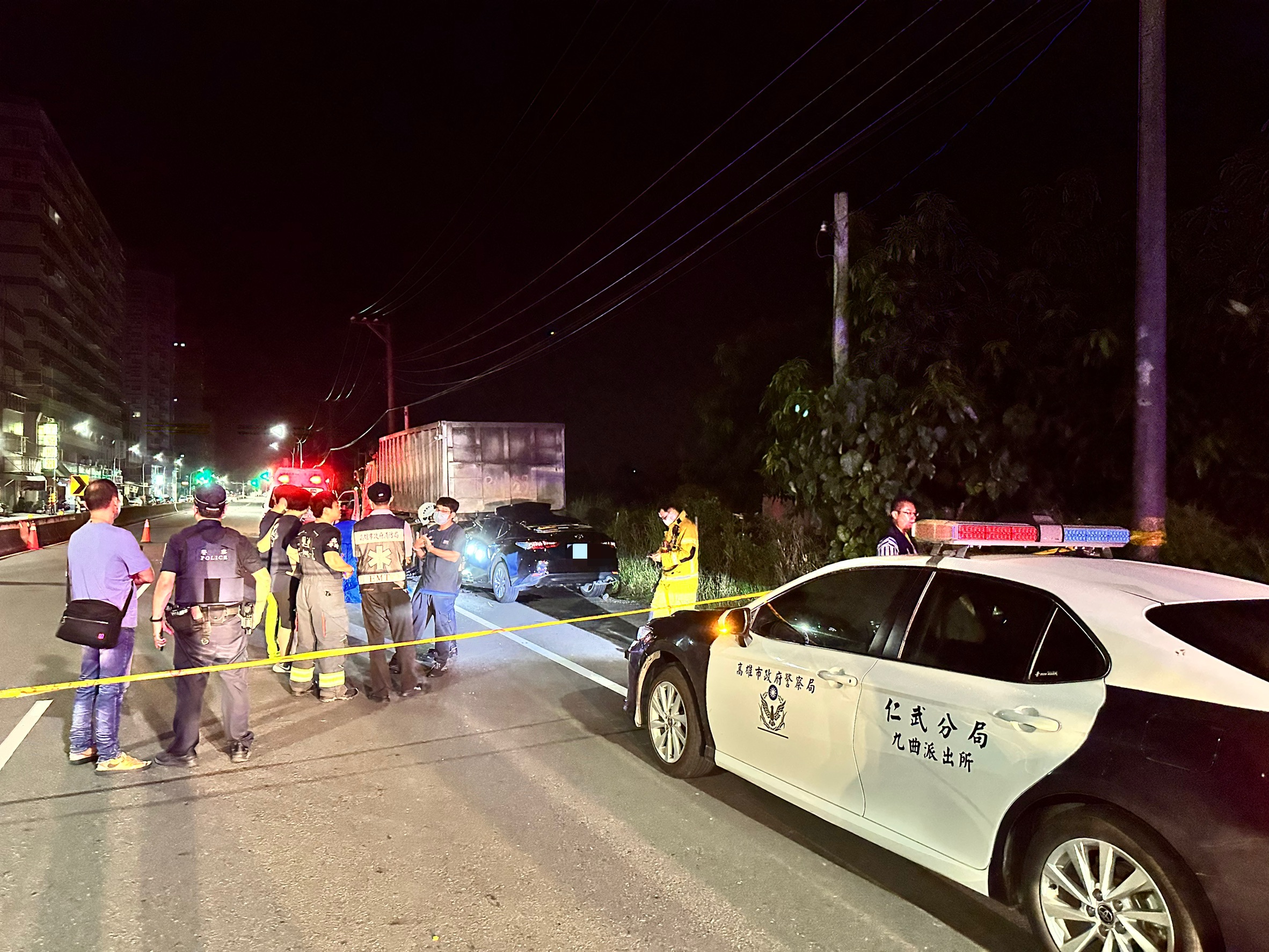 轎車追撞停放路邊砂石車 駕駛受困車內身亡