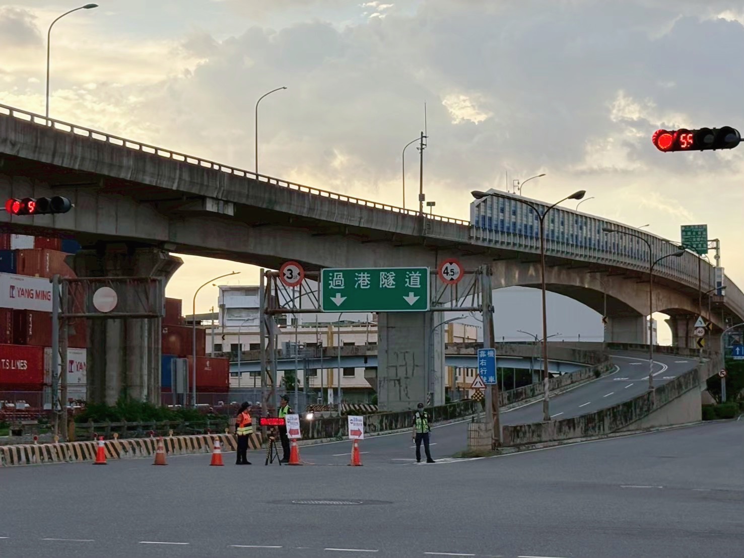高雄旗津風箏節暨氣墊水樂園盛大登場，警方將實施交管。翻攝畫面