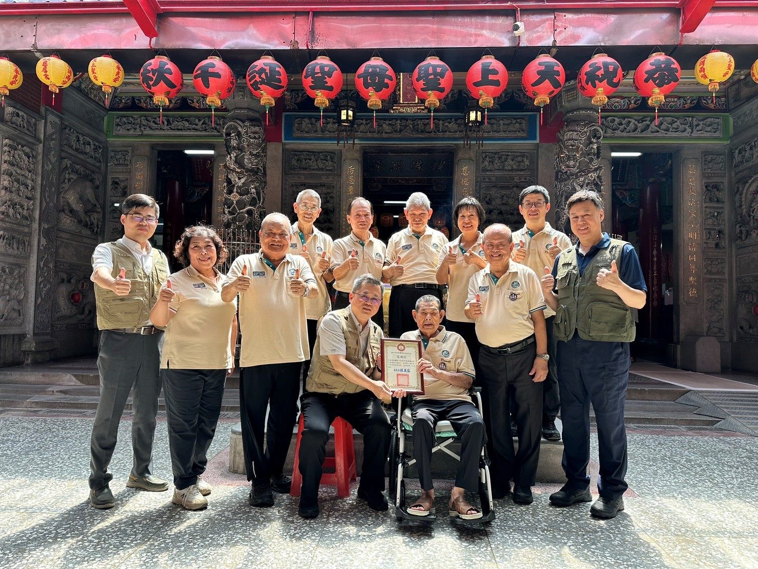 北投媽捐贈機能背心　行動支持北投警維護治安