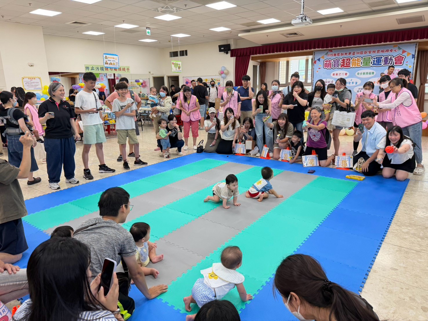 「萌寶超能量運動會」嗨翻天　寶寶爬行、滑步車賽　逗樂家長