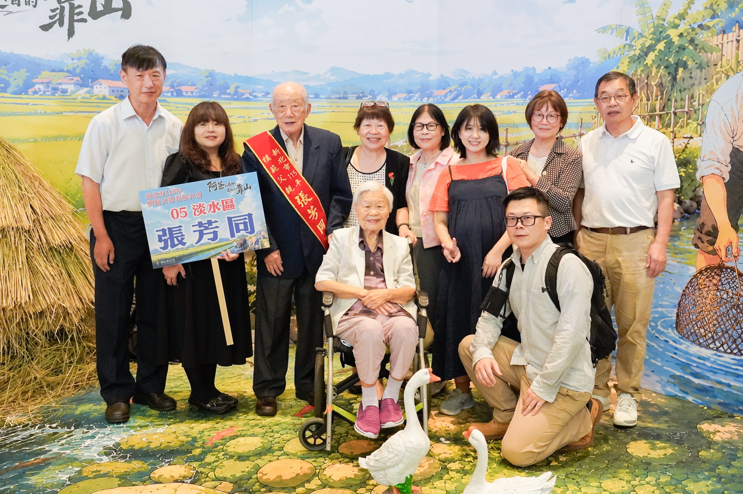 張芳同以報社檢字排版工作拉拔7兒女　為醫女兒小兒麻痺千里尋醫　獲選模範父親 thumbnail