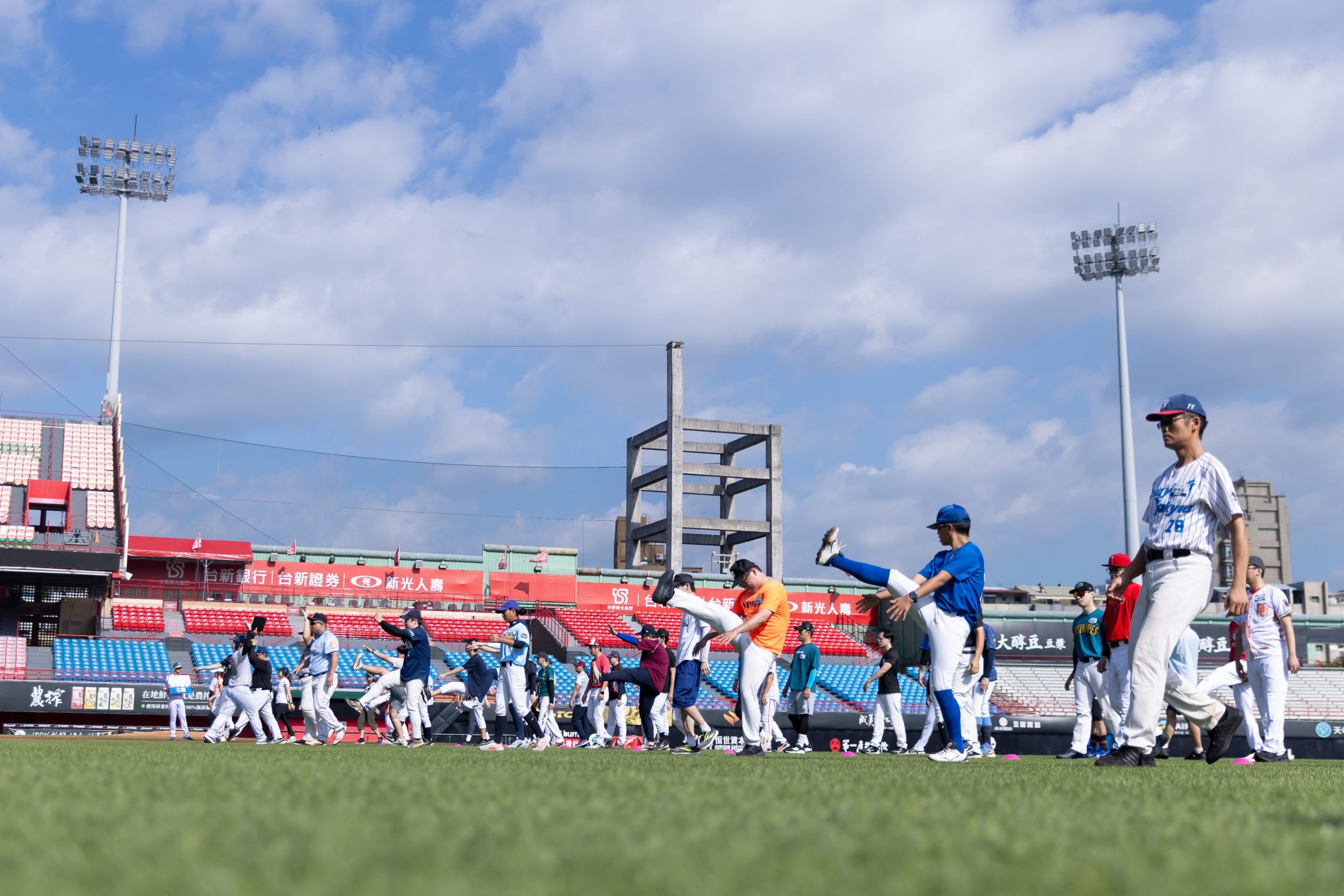 臺北興富發棒球體驗營開幕　150人齊聚天母「Girls Play Ball」亮眼