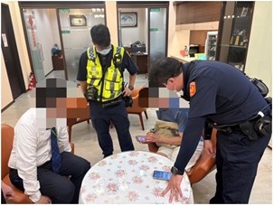 女網友稱骨折急需錢！男解保單匯款警點醒保積蓄