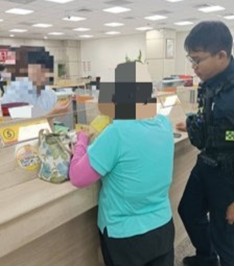 7旬婦誤信催討欠款險被騙 警銀及時攔阻匯款