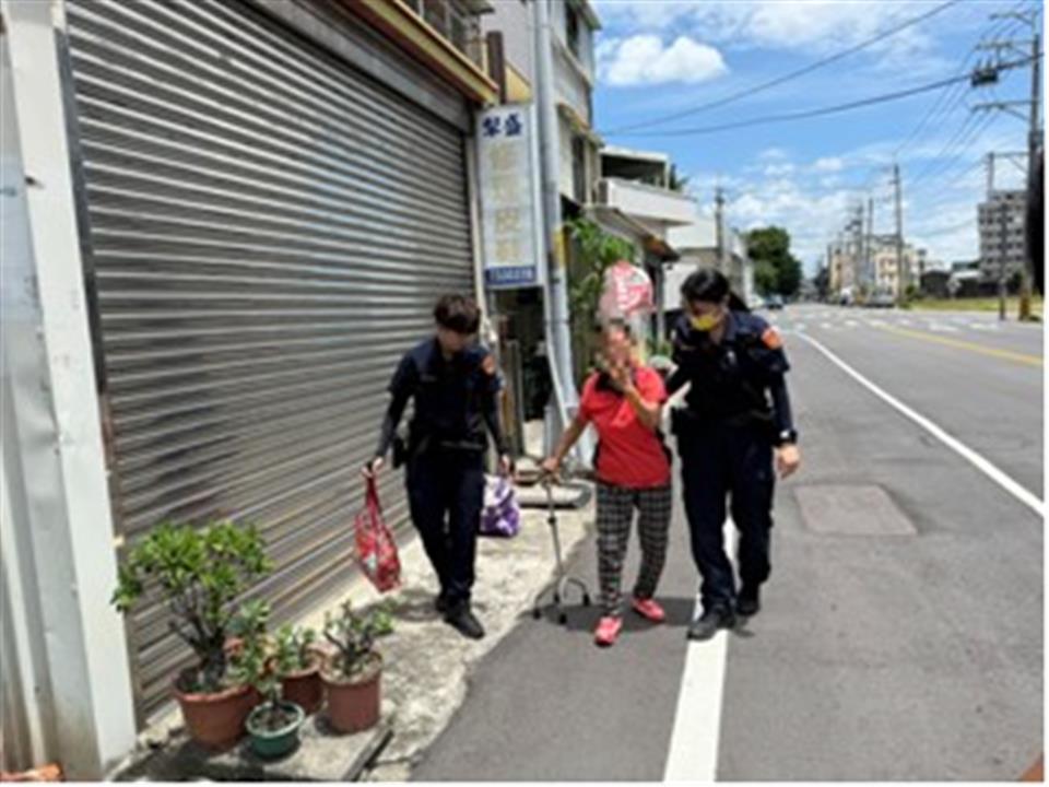 迷失婦忘了回家路 警暖心護送平安返家
