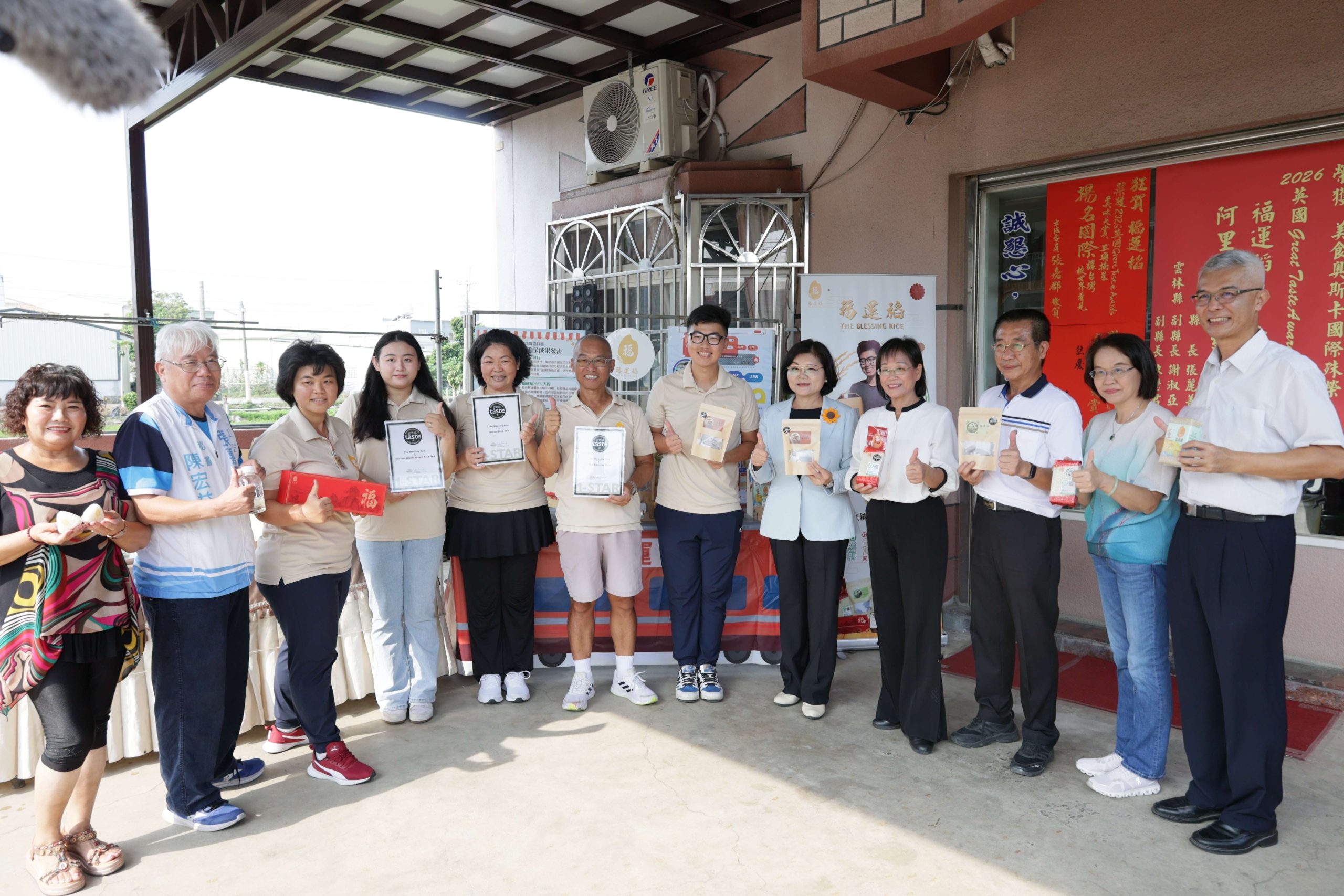 雲林青年品牌揚名國際　「福運稻」3產品勇奪英國美食大賞一星　張麗善縣長貼紅榜祝賀