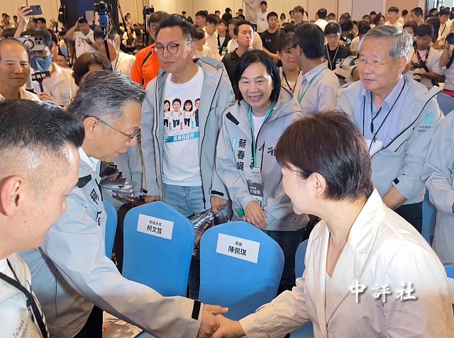 盧秀燕同場柯文哲　高喊藍白合堅定前行