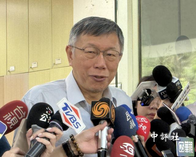 吳乃仁趴趴走　柯文哲：他是賴乾爹我怎麼比