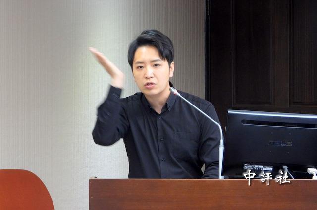 毒油案藍綠互轟 藍拿沈伯洋順起來當梗笑翻 毒油案藍綠互轟 藍拿沈伯洋順起來當梗笑翻