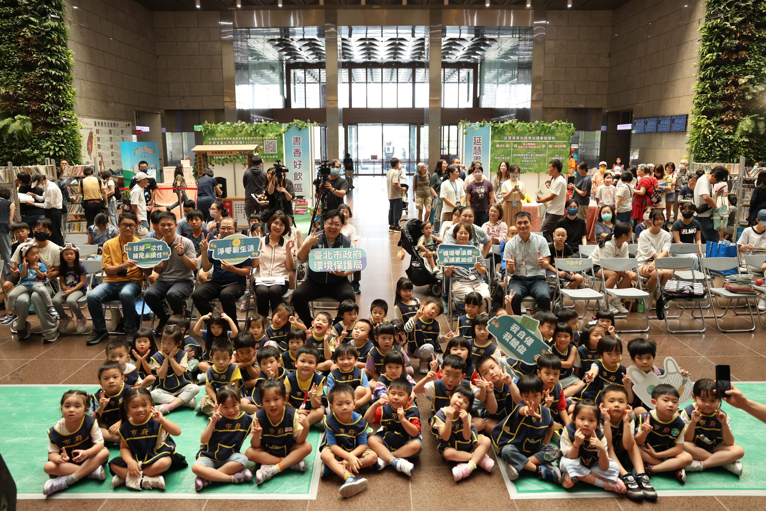 拿15顆電池就能換書！北市府今明兩天萬本二手書免費兌