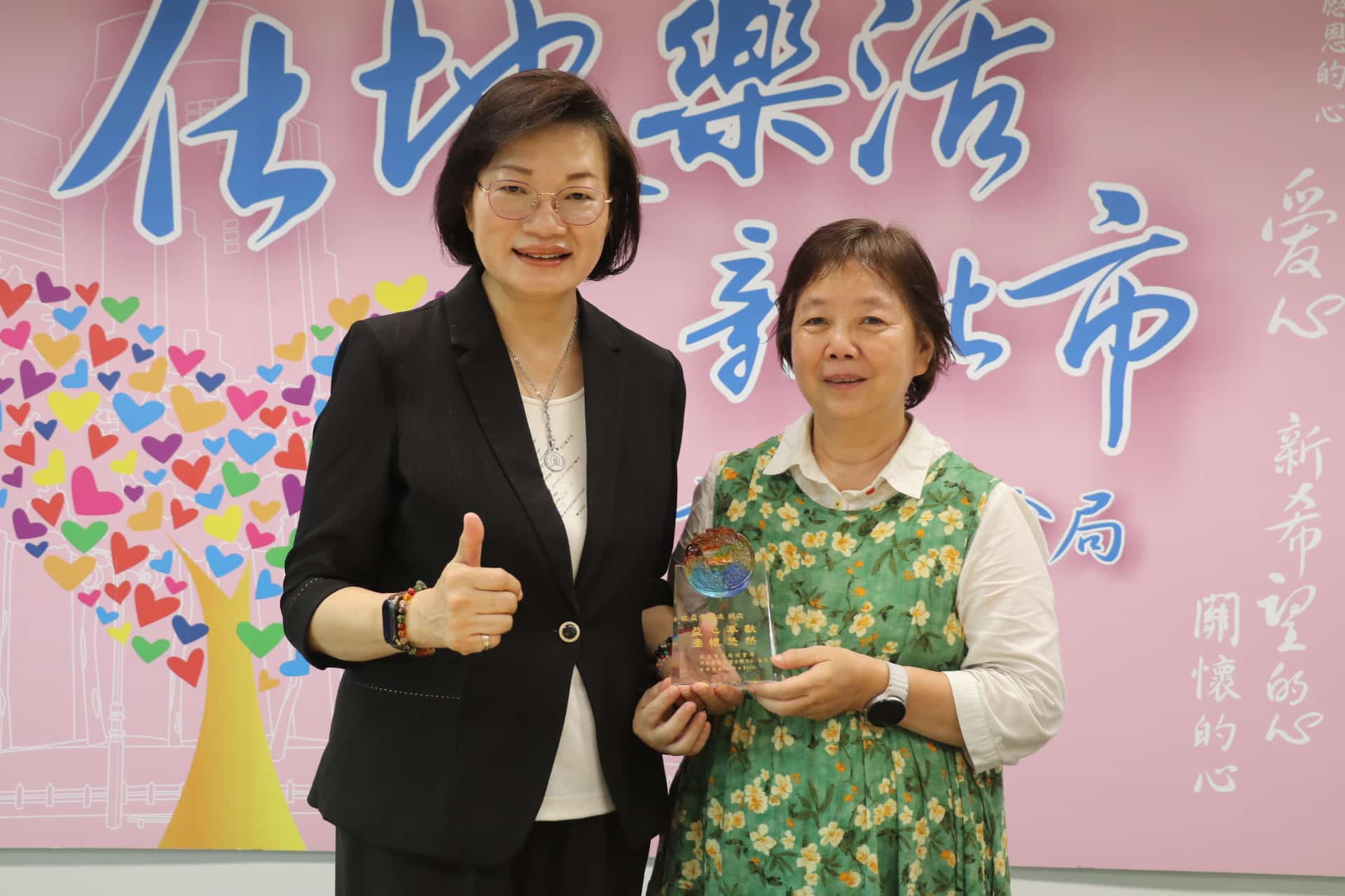 新北社會局許盈溱堅守收發崗位46年 李美珍局長贈「盈心奉獻、溱懷悠然」祝福
