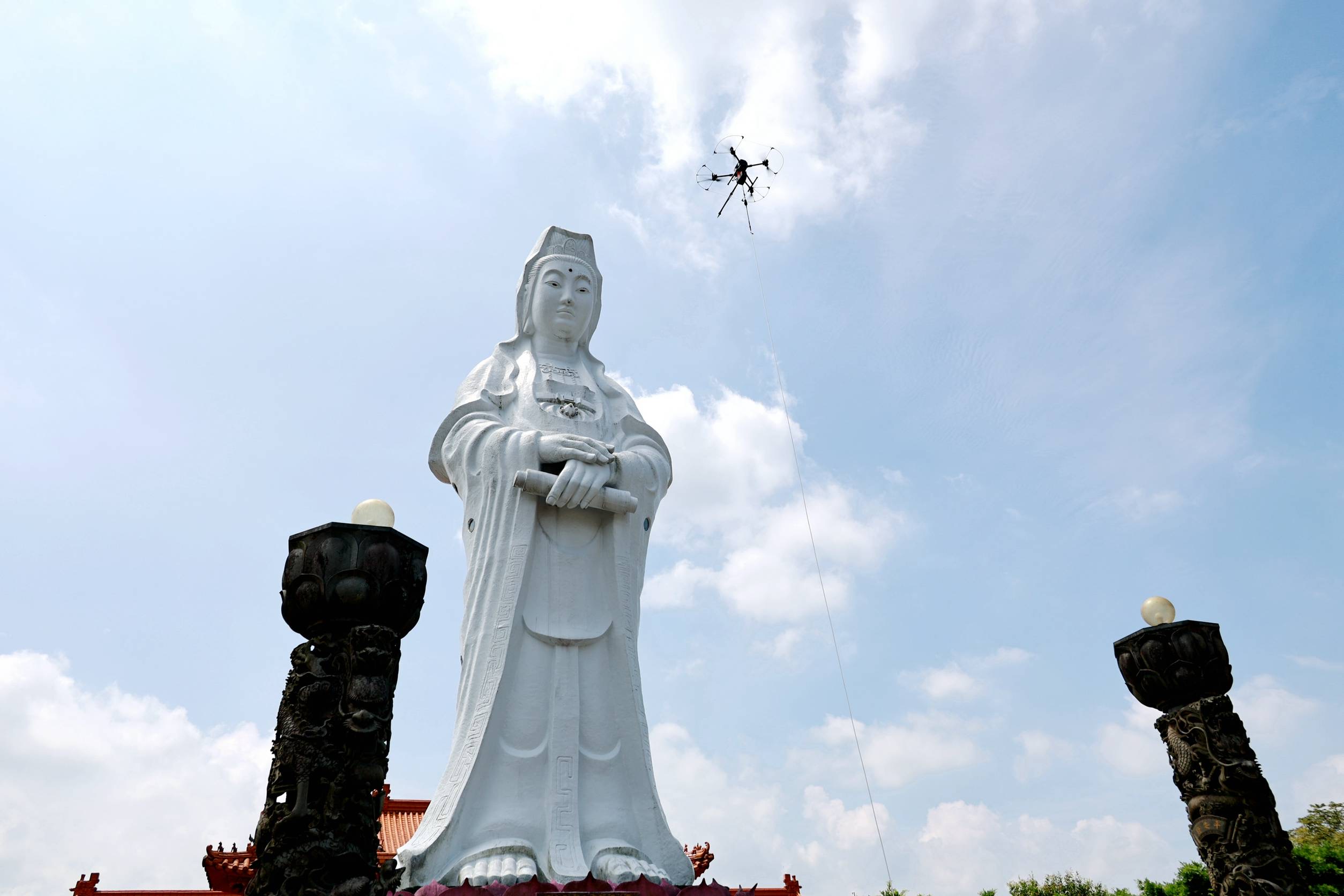 觀音成道紀念日赴大佛禪院參禮　邱佩琳讚無人機清洗基隆地標