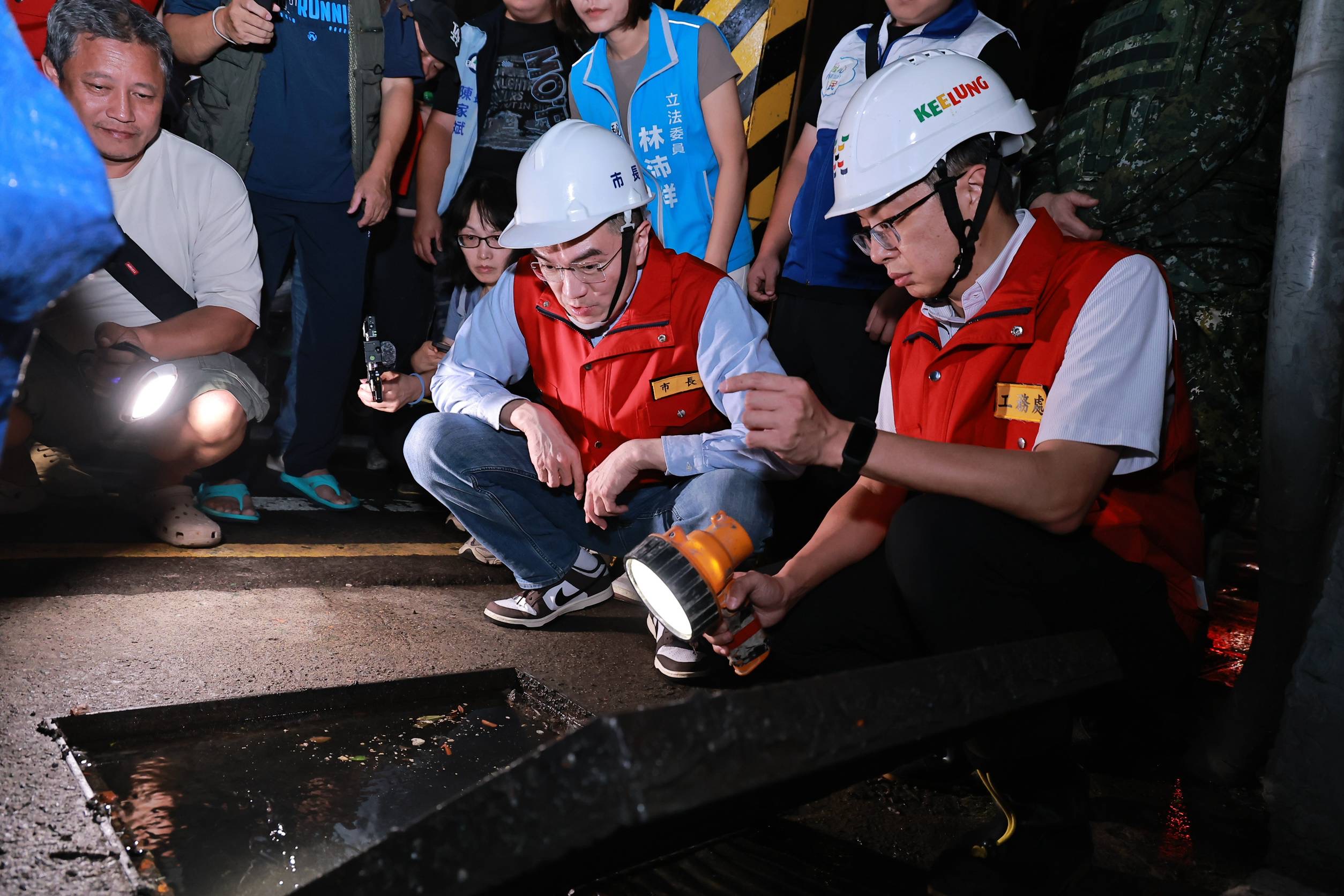 謝國樑連夜視察基隆廟口水情 研議建立「滿潮警報」 謝國樑連夜視察基隆廟口水情 研議建立「滿潮警報」