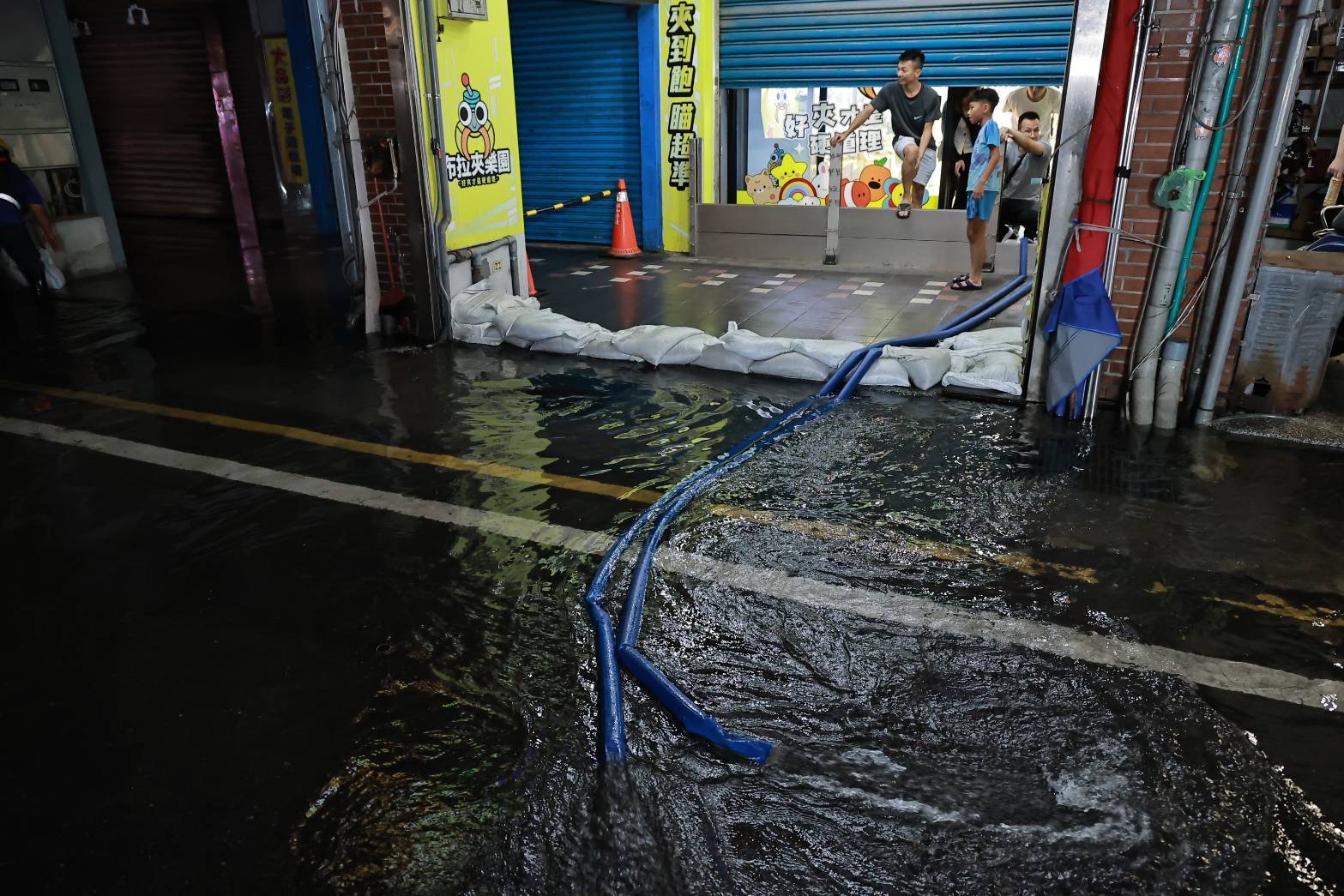 白海豚遇天文大潮海水倒灌　基隆啟動受災店家專案救助