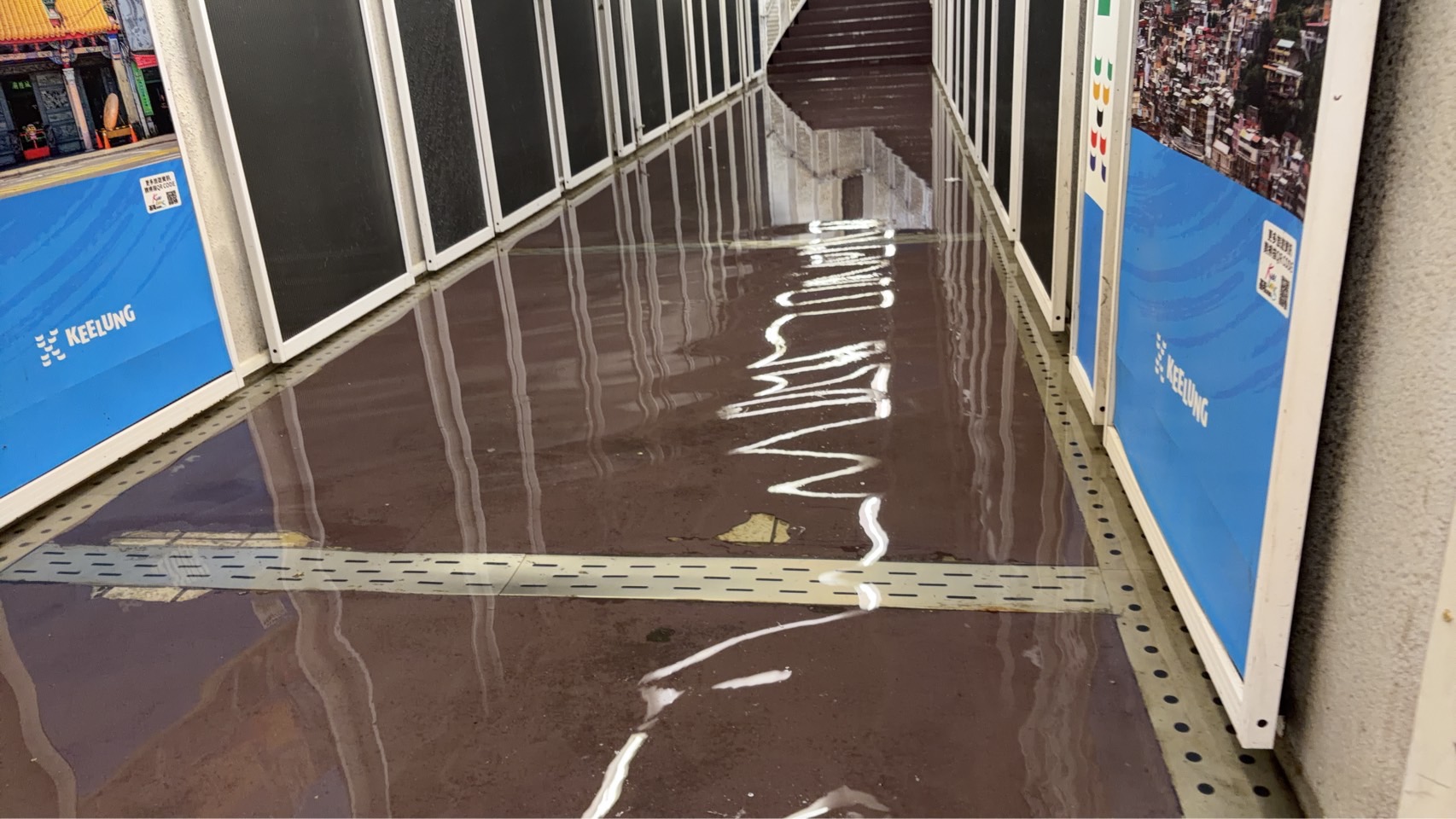 台電外線管路受損致愛三路地下道積水　工務處緊急調派設備搶通