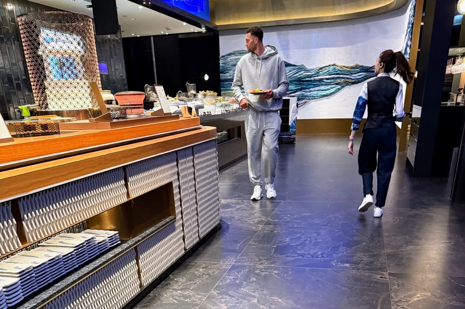 NBA灌籃王也來朝聖！LaVine現身饗 A Joy狂拿海鮮　網笑：吃飯免費看球星