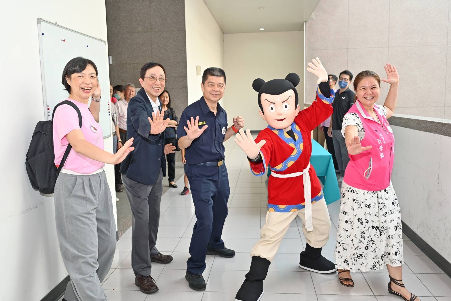 諸葛四郎大戰「網路魔鬼黨」 嘉警親子日教兒少防詐自保 諸葛四郎大戰「網路魔鬼黨」 嘉警親子日教兒少防詐自保