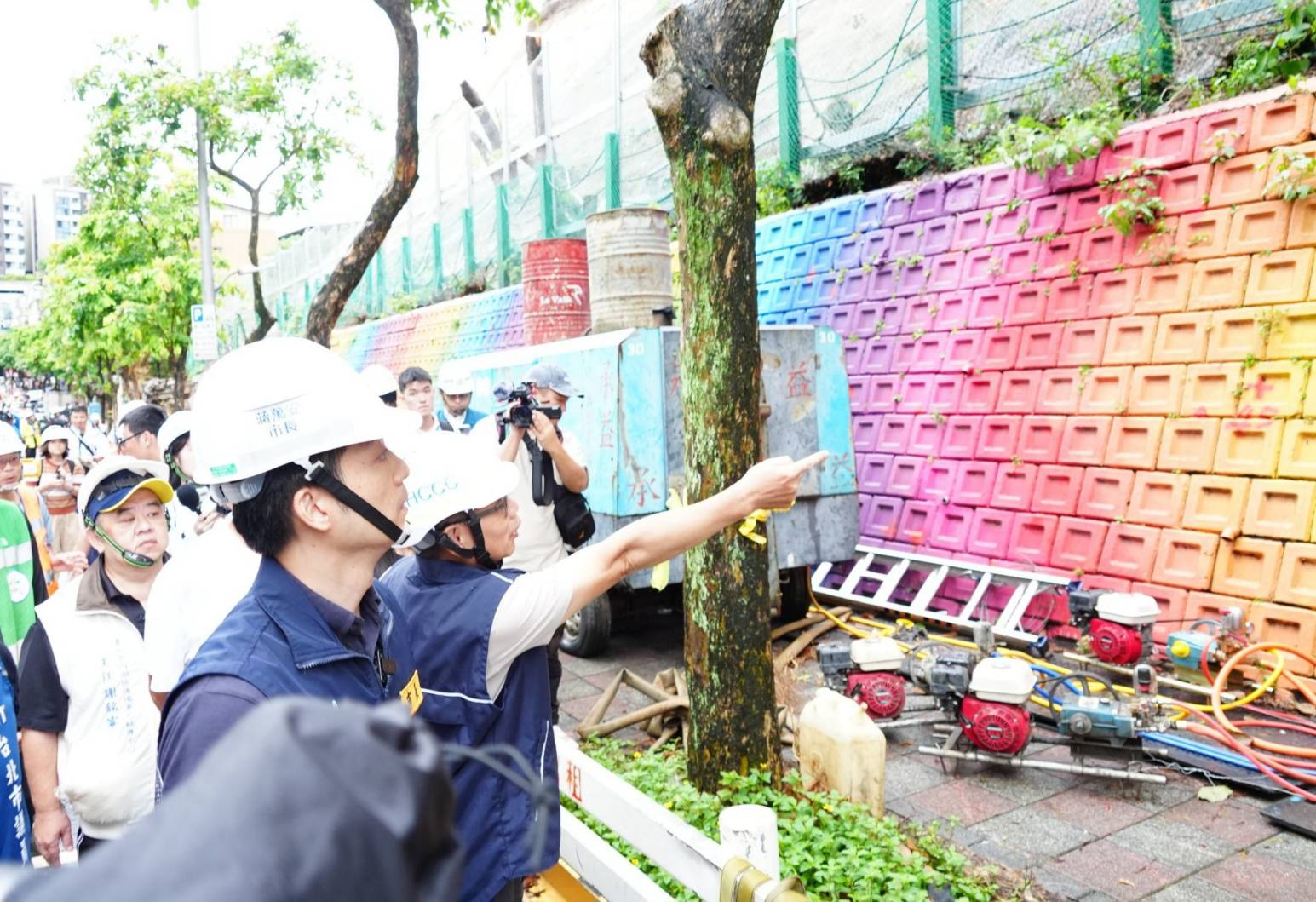 騎電輔車嘴咬鋁箔包引警注意　中山警攔查：未違規仍提醒專心騎乘 thumbnail