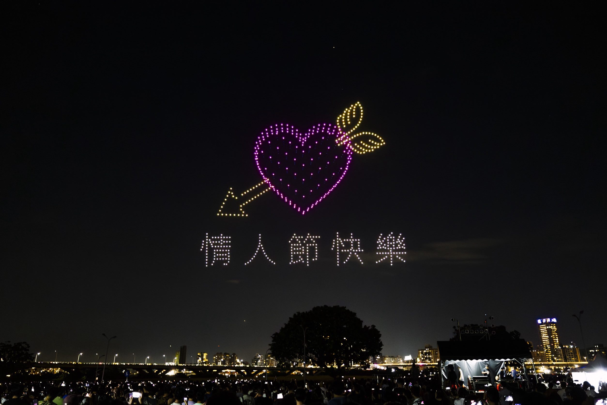14萬人看呆！蜘蛛人「射蜘蛛絲」現身大稻埕　無人機＋煙火炸裂七夕夜