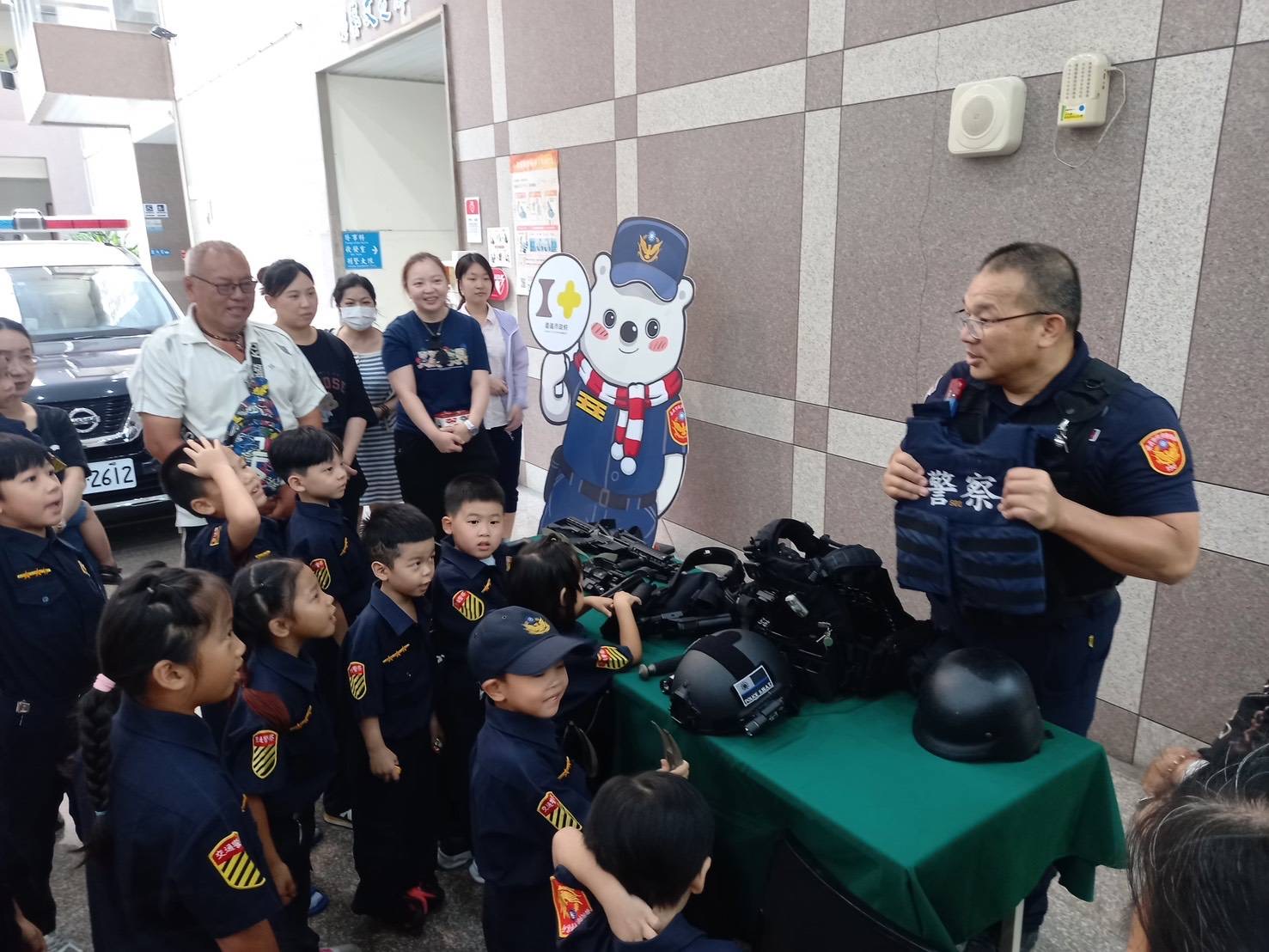 小萌警出動！嘉市警局開新住民親子體驗營　闖4關學交安、反毒防詐