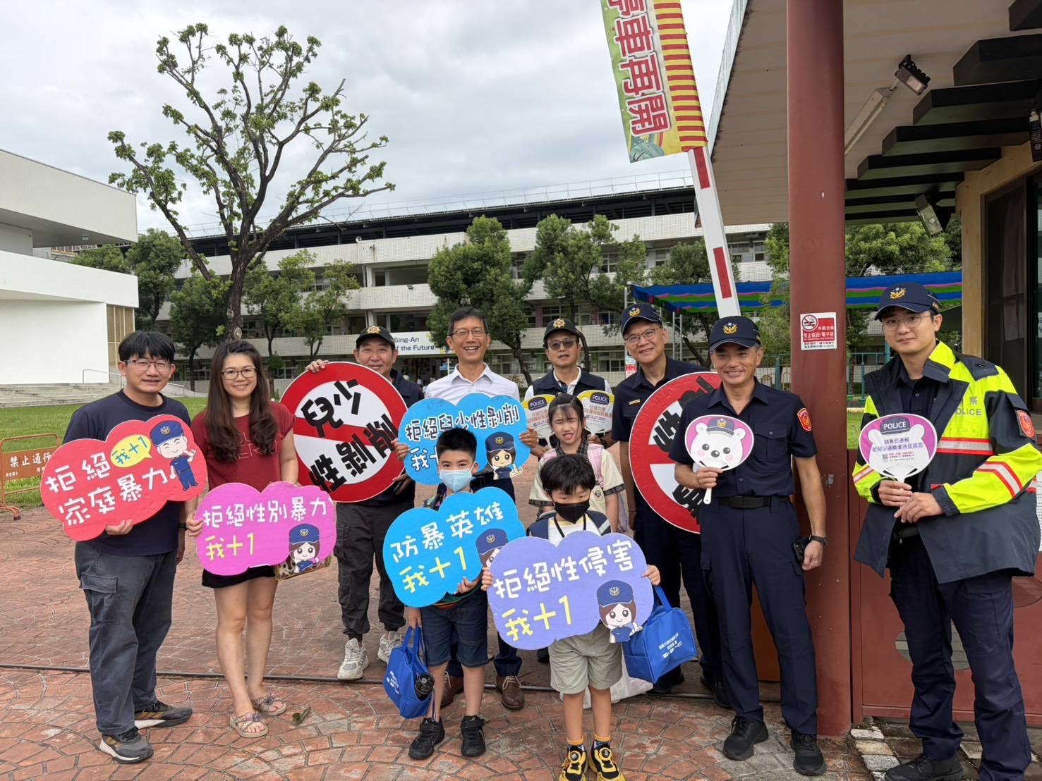 開學了！嘉義市警全動員　路口守護學童安全