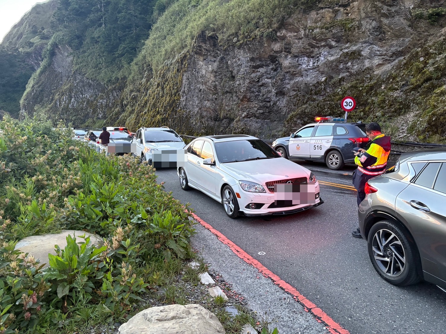 「台14甲線武嶺至水晶宮路段違規停車」警方實施交通管制及疏導並針對違規車輛依法取締 thumbnail