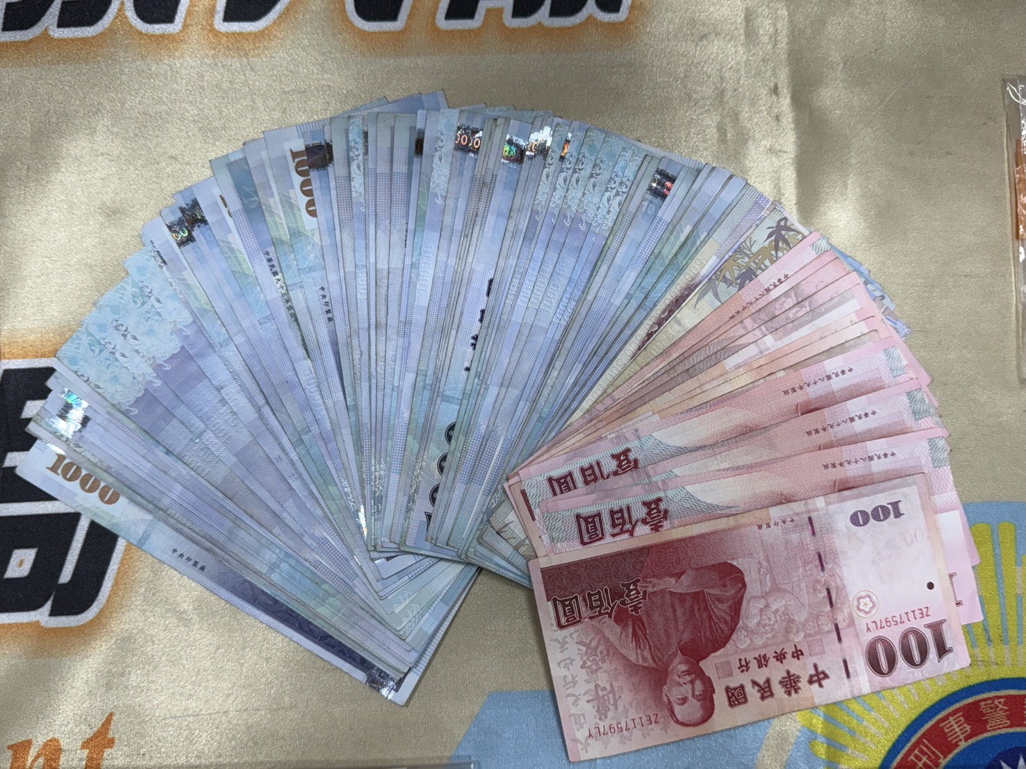 警方查扣販毒所得7萬多元。翻攝畫面