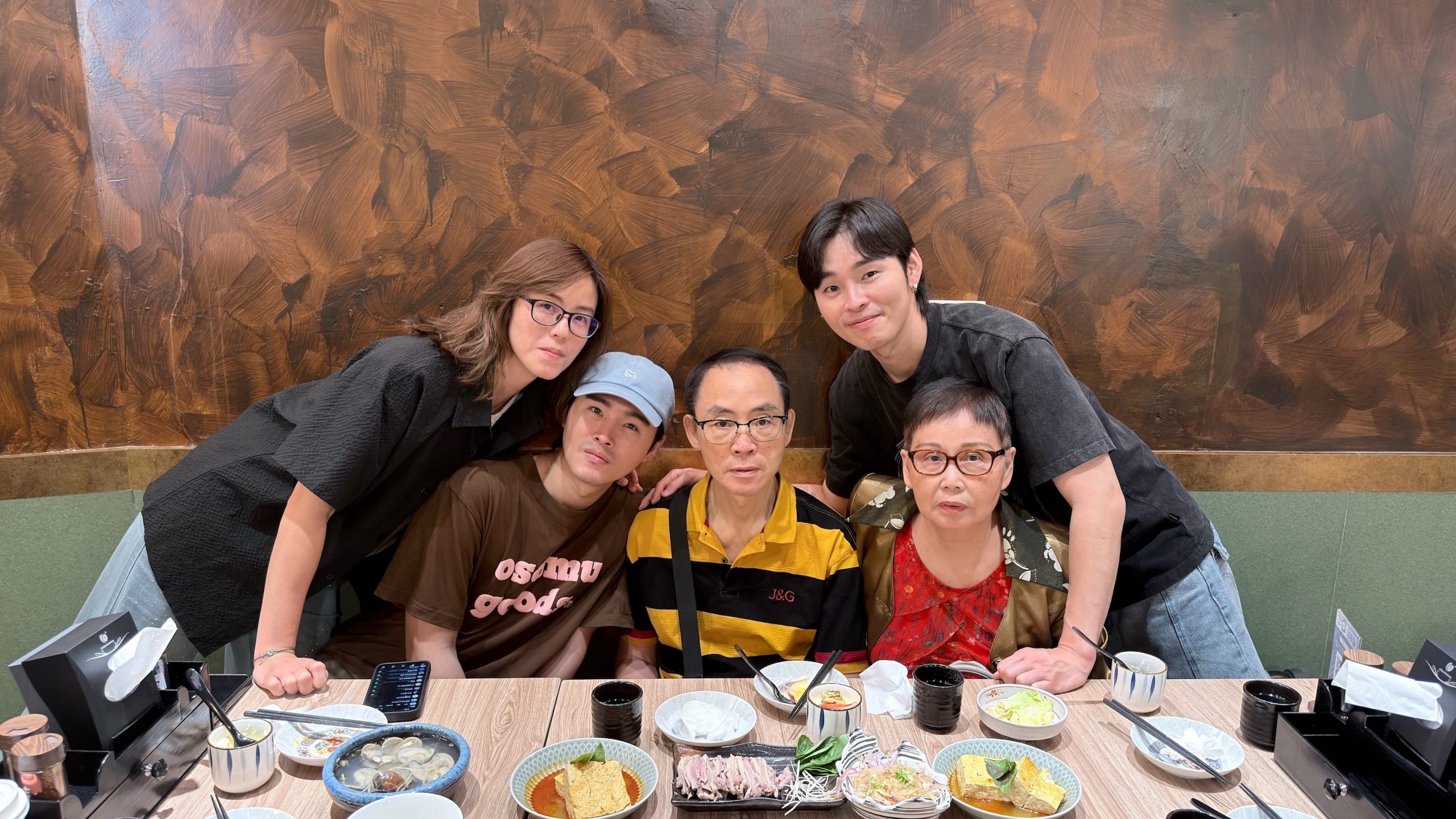 展榮展瑞父親節邀爸吃「鵝子晚餐」！展瑞笑喊：跳舞這下真成「兒子」了！