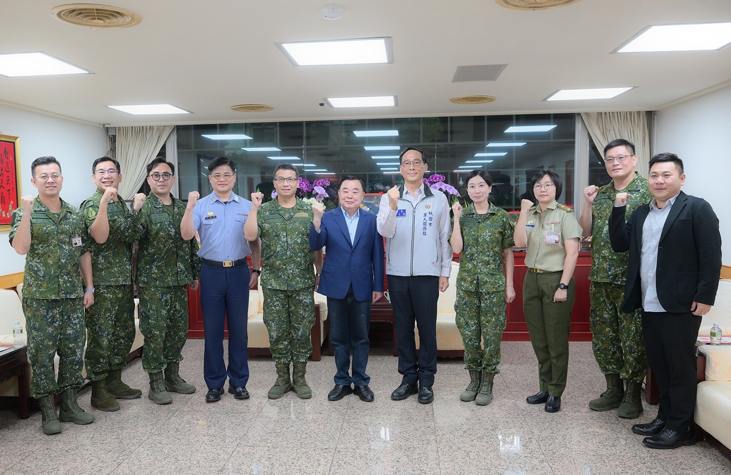 秋節勞軍   桃園議會議長邱奕勝贈駐軍9部隊慰勞金致敬 thumbnail