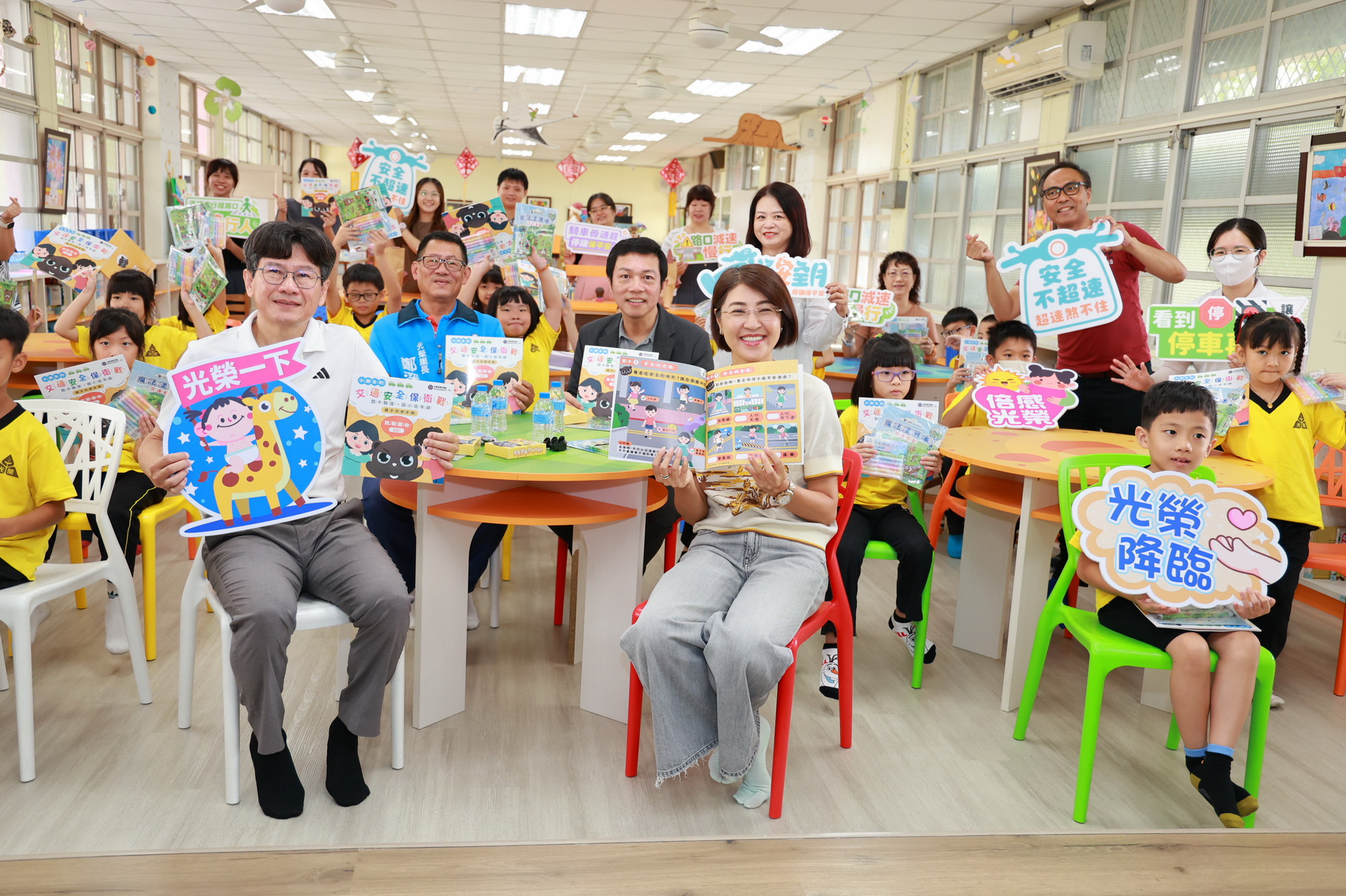 投縣府推在地化教材讓交通安全變好玩　許縣長陪學童玩桌遊認識道安