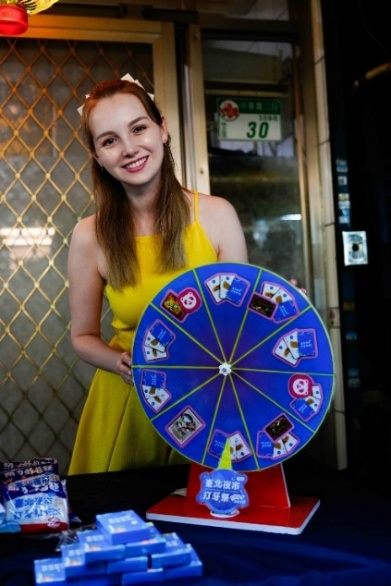 波蘭正妹走訪南機場夜市　大啖特色美食感受臺北夜間文化魅力