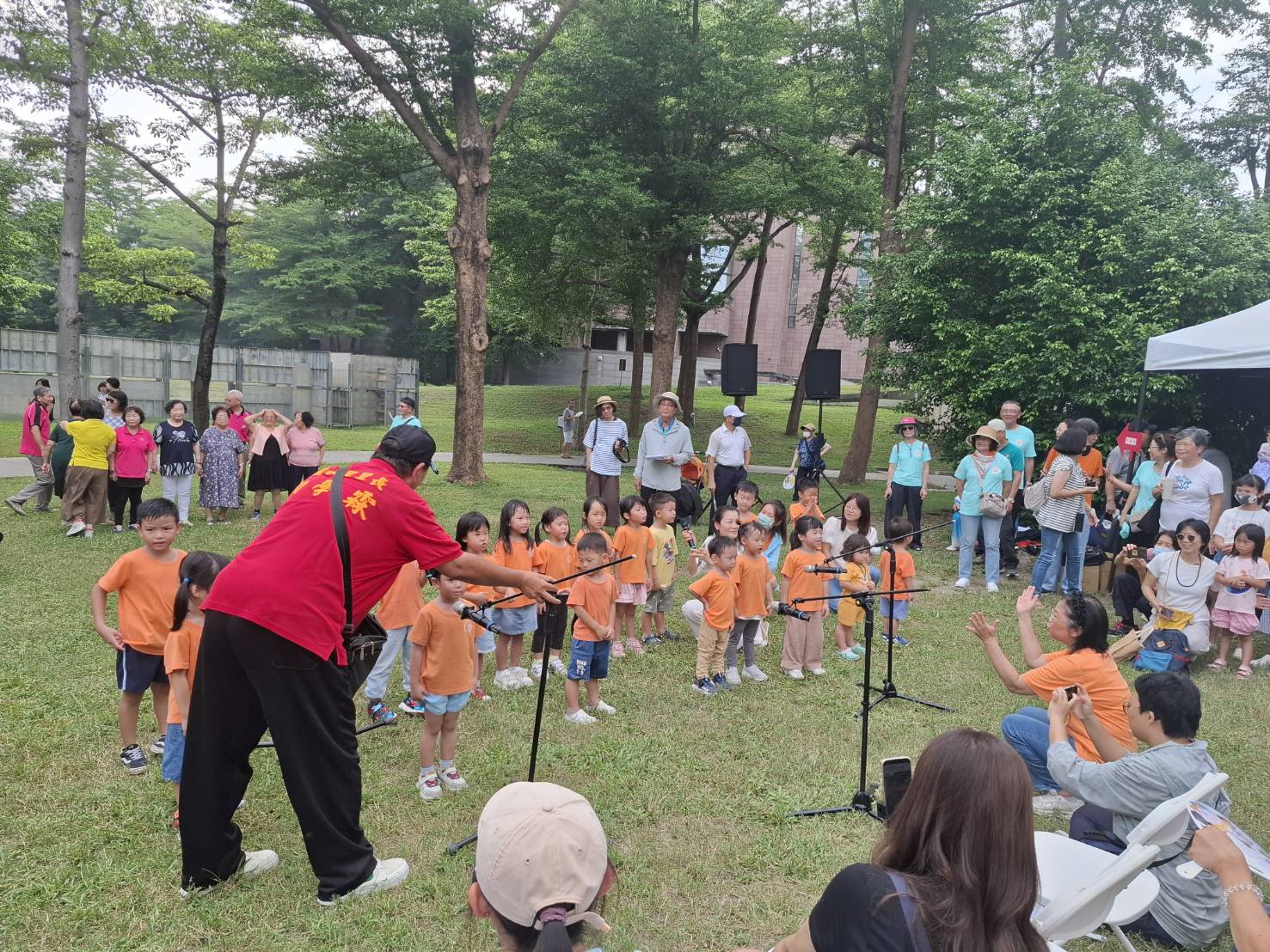 福智高雄華美教室嘉年華園遊會　騎警隊及豐富多元展攤與市民同樂　
