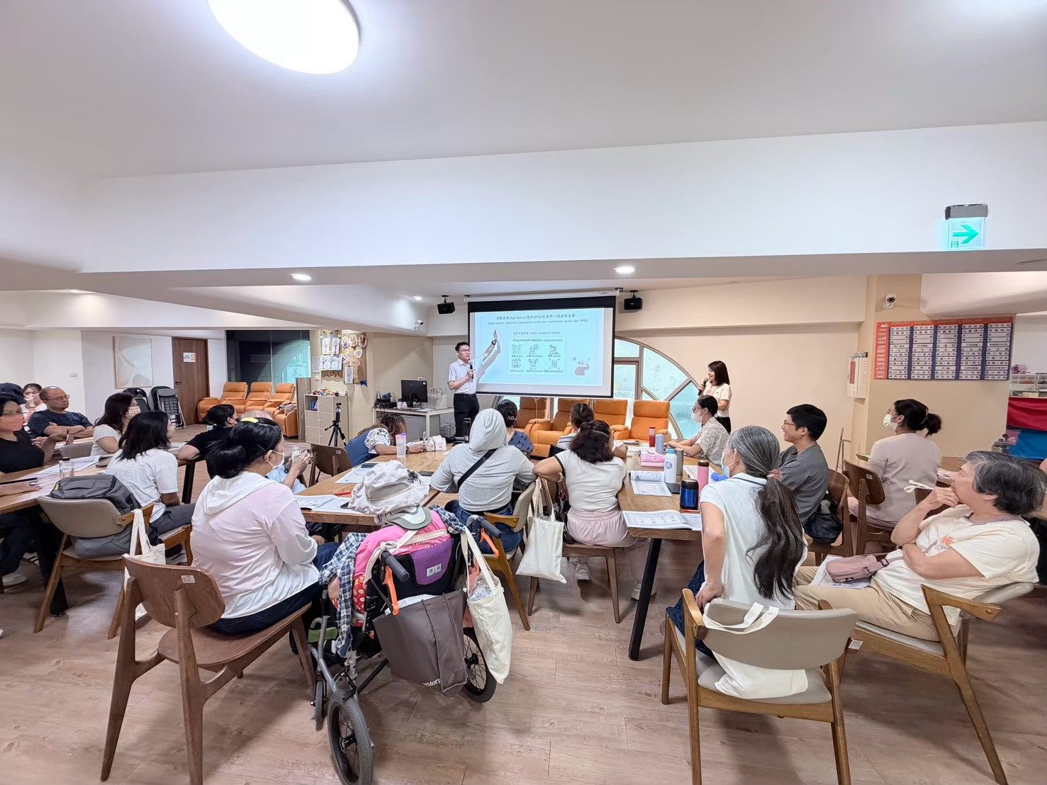 外籍看護照顧不求人！北市開班教失智、吞嚥、人工氣道　還送交通接駁＋喘息