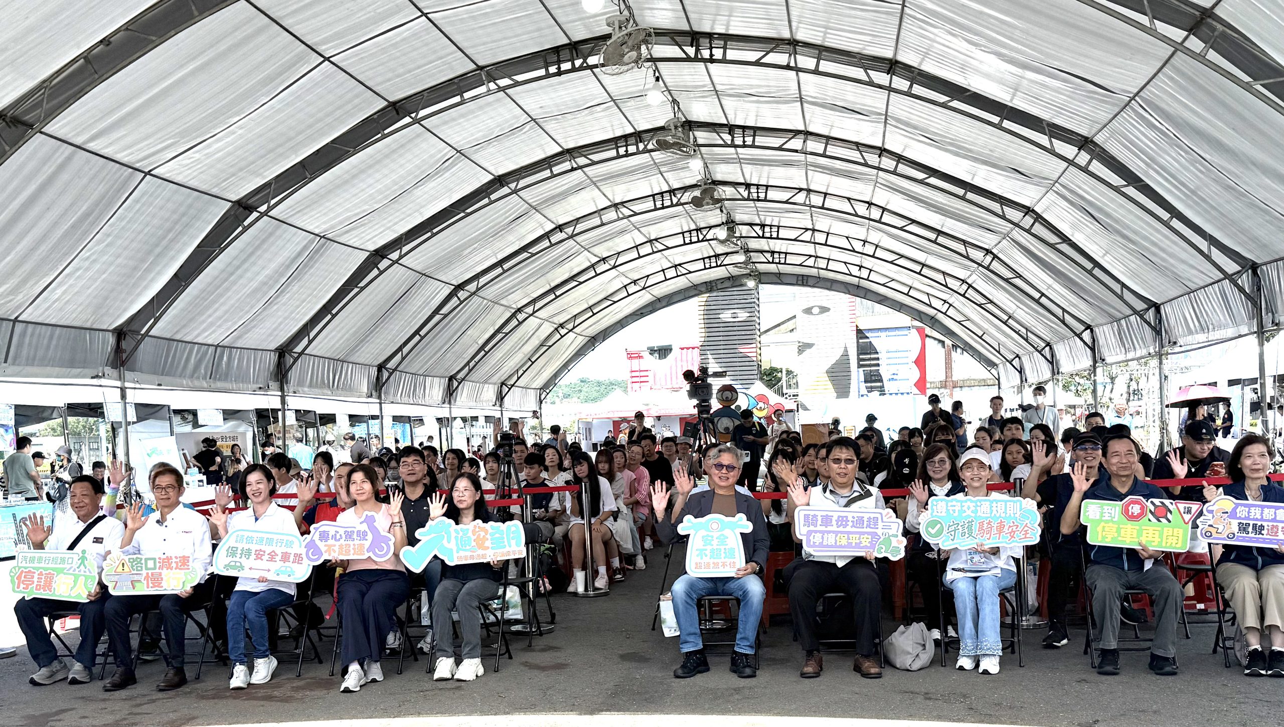 音樂祭融合交安宣導　 115年交通安全月「高雄交安祭」駁二熱鬧登場　青年學子響應「騎車毋通趕、停讓保平安」