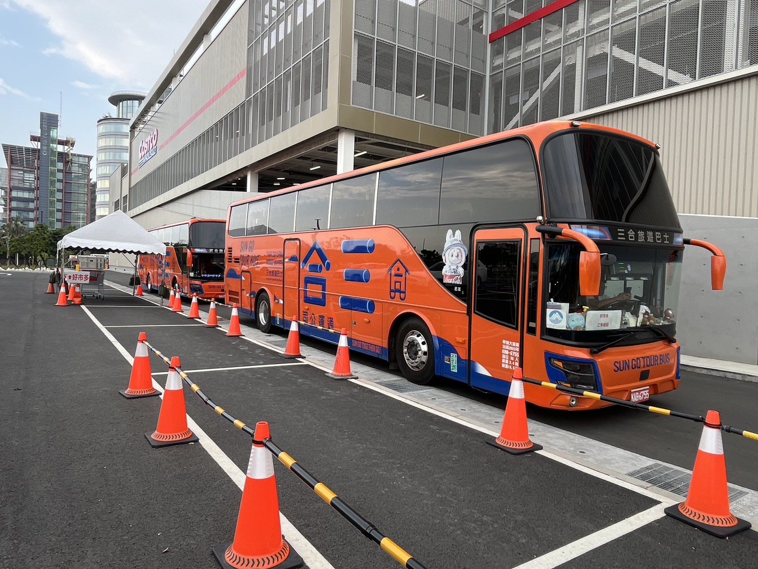 實測15分鐘僅2人搭！好市多接駁車空跑　義交守空路口挨批浪費