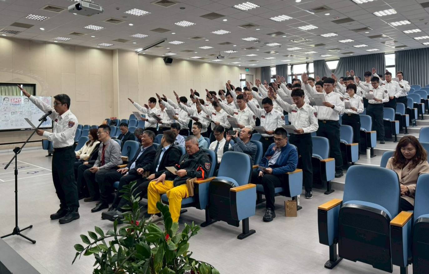 全體受訓學員宣讀《高級救護技術員誓詞》。高市消防局提供