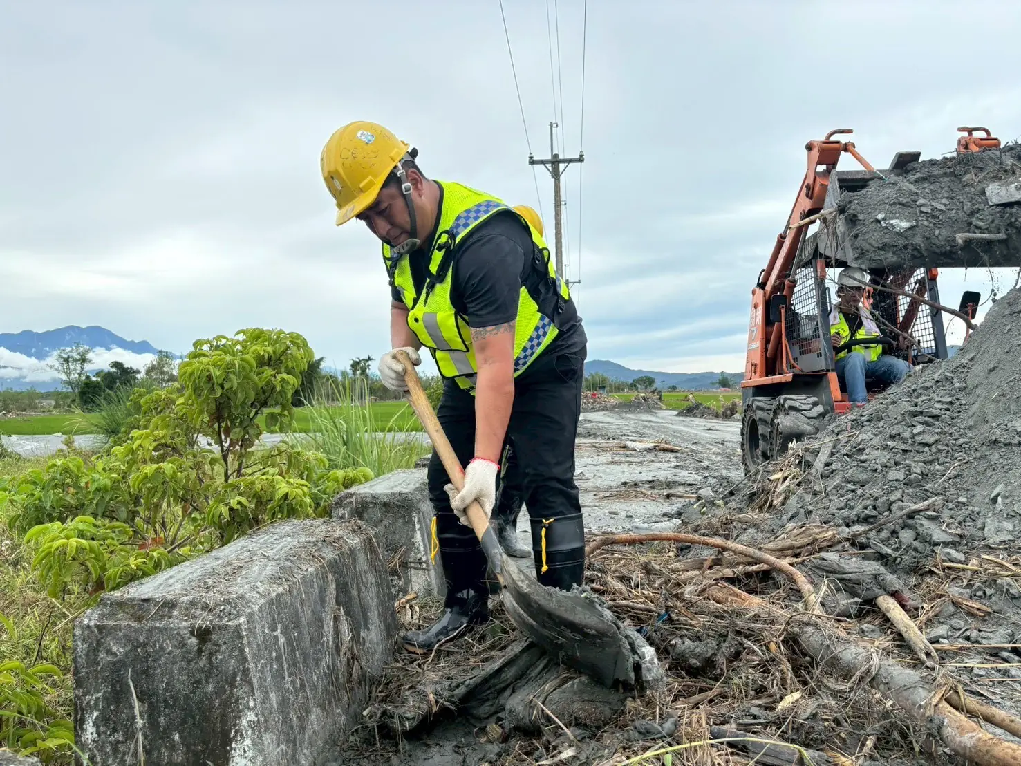 基隆馳援花蓮　12車隊22人日夜奮戰　搶通1公里以上道路