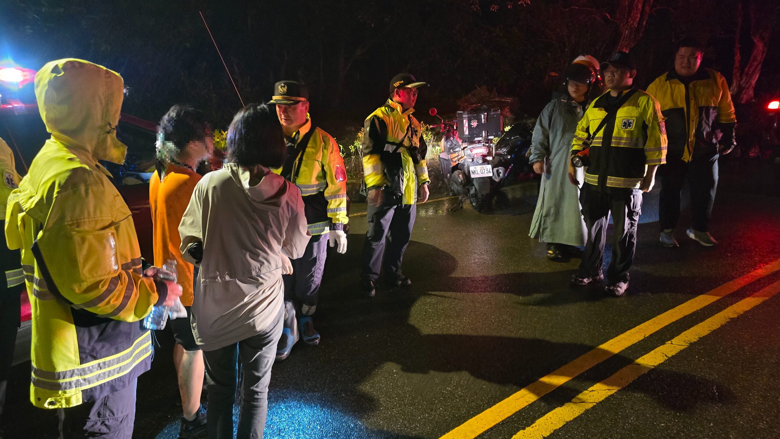 基隆深夜山區驚險救援 女學生成功脫困 基隆深夜山區驚險救援 女學生成功脫困