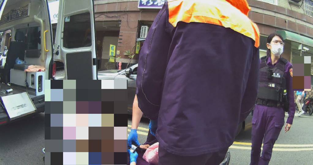 老翁身體不適癱軟在路旁自小客車內　鹿港警協助送醫備受讚許