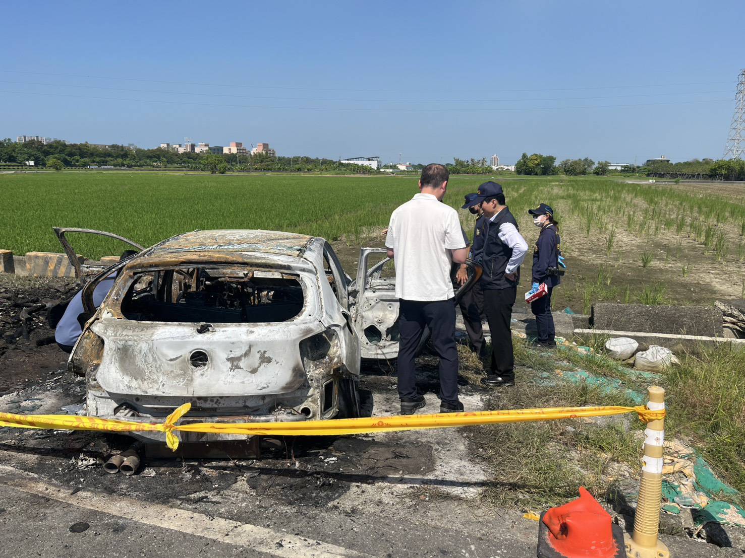 警方在橋頭地區發現遭棄置焚毀之犯嫌車輛，並在車輛殘骸中起出作案手槍2枝。民眾提供