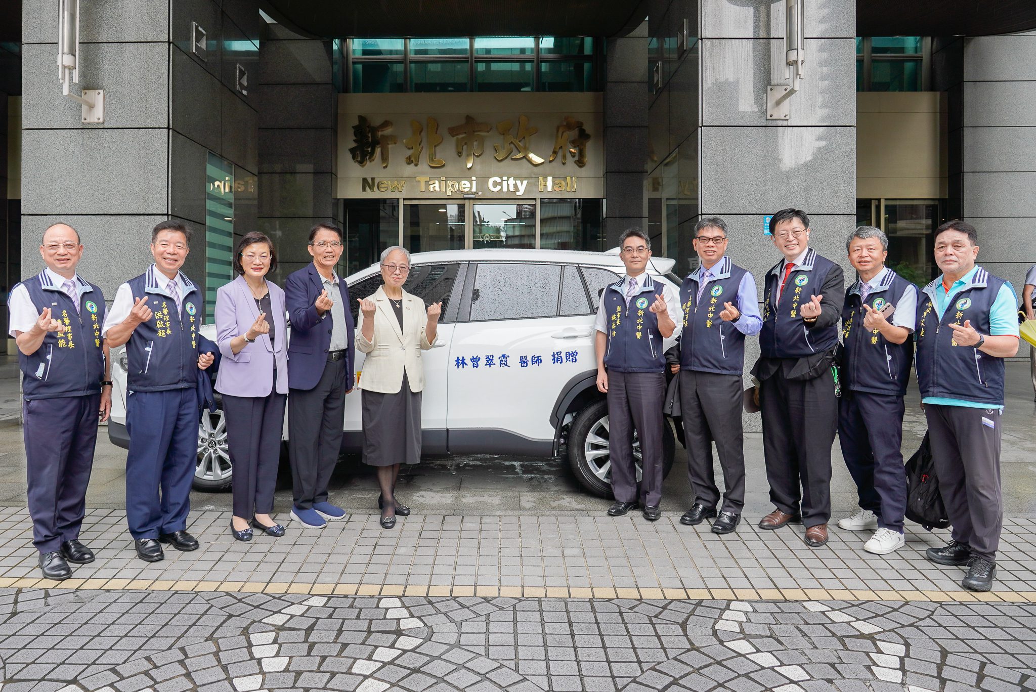 林曾翠霞、鄭玉廷延續摯愛　愛心接力捐社福專車　助力新北服務網