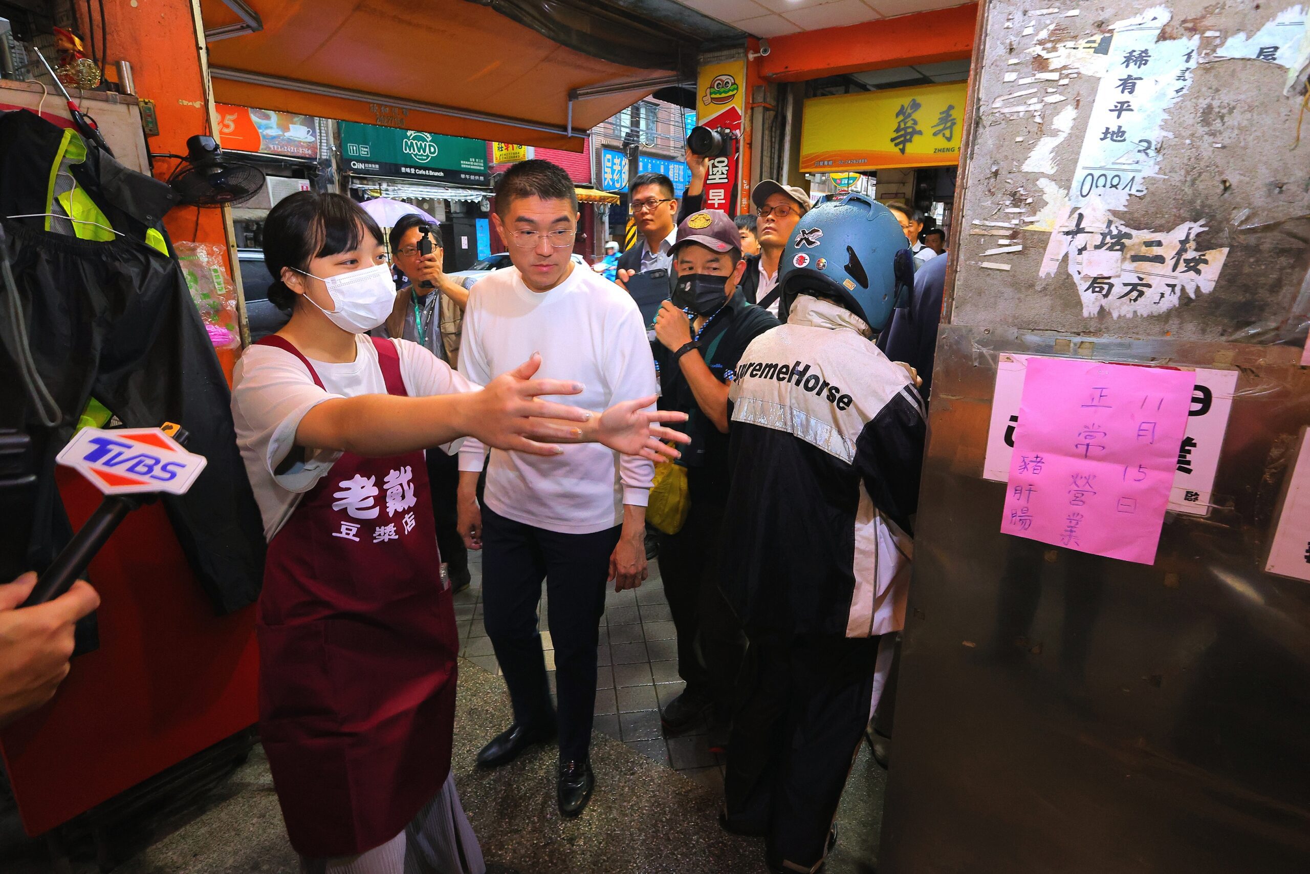 會勘孝三路店家騎樓　謝國樑盼在店家生計及行人通行間取得平衡