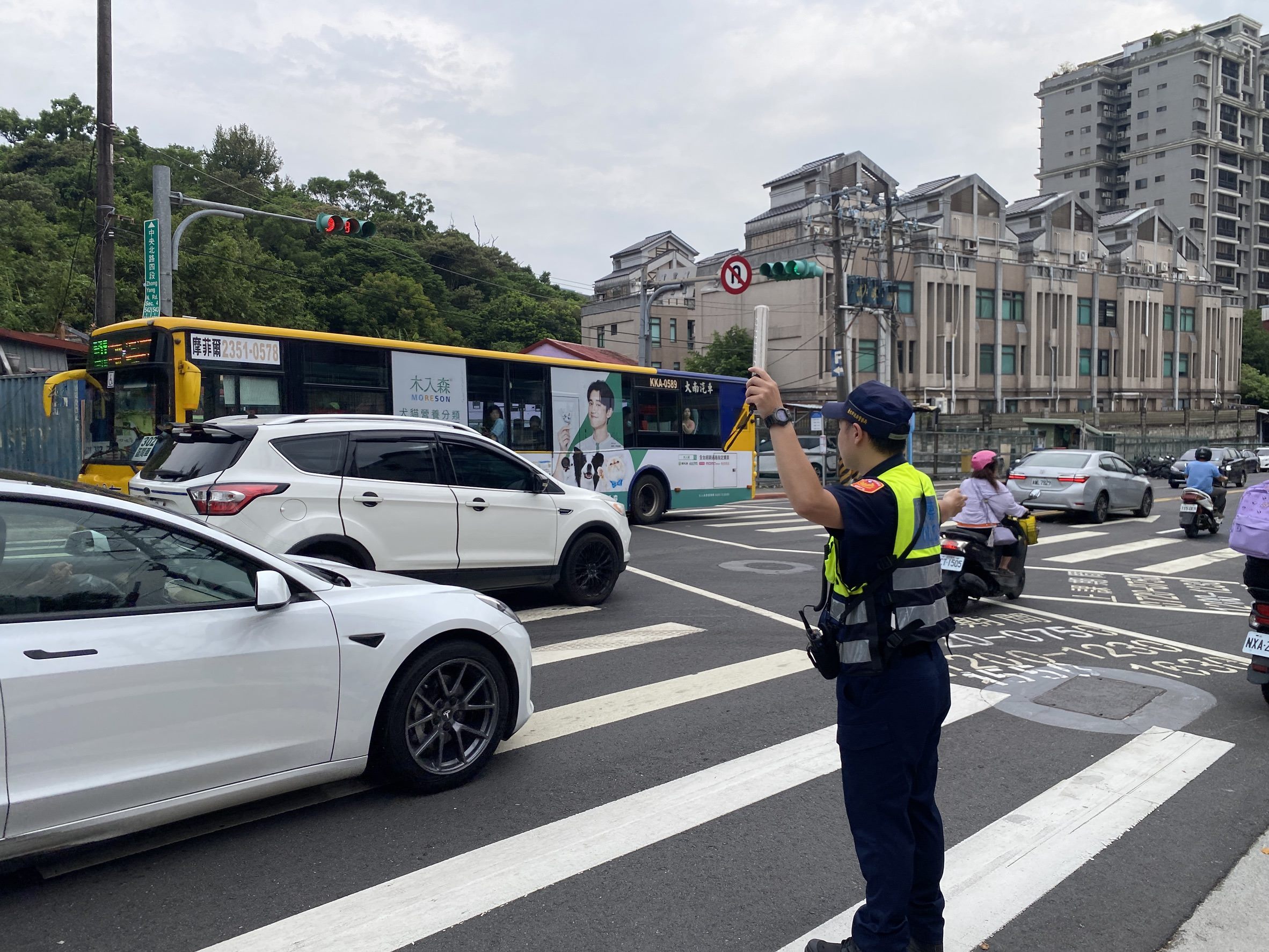 學童上學趣！北投警暖心護童宣導交通安全及識詐觀念