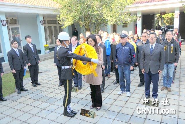 蔣經國逝世38周年紀念日　鄭麗文頭寮謁陵:讓中華民國繼續穩健走下去