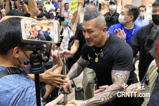 館長赴陸直播返台　粉絲舉標語熱情接機