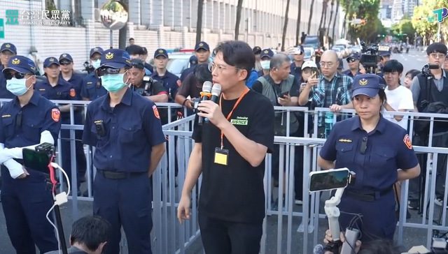 小草聲援彭振聲包圍台北地院　遭舉牌警告