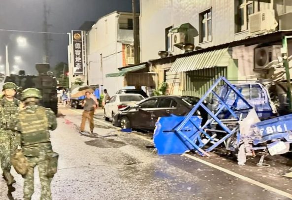 驚！漢光演習自走砲車深夜撞爛路旁小貨車